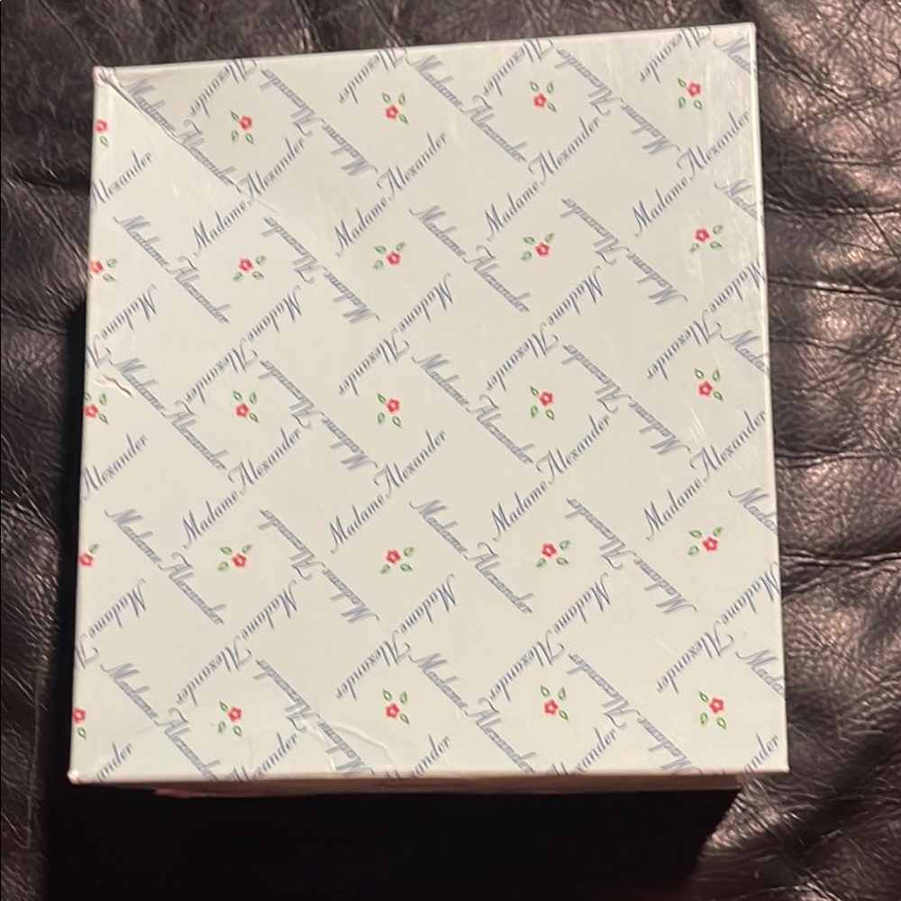 Madame Alexander White Gift Wrap Box Elegant Party Supplies